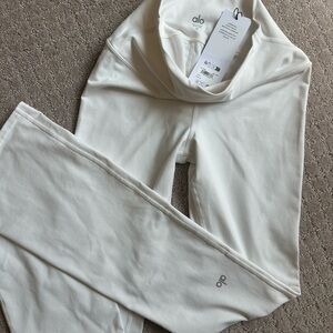 ALO Yoga Airbrush High-Waist Leggings in Ivory